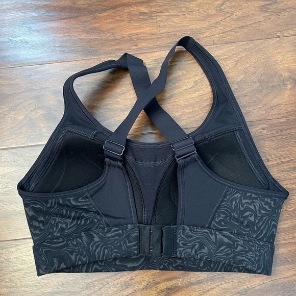 Under Armour Padded Adjustable Sports Bra Size S - Picture 3 of 4